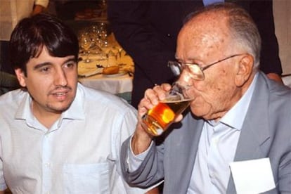 Santiago Carrillo, durante el homenaje de hoy, junto a secretario general de Juventudes Socialistas de Madrid, Oscar Blanco.