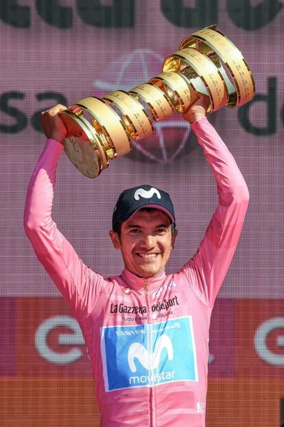 Richard Carapaz alza el trofeo, tras proclamarse vencedor del Giro 2019.