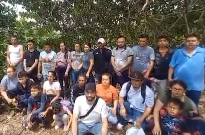 Migrantes grabados por un traficante de personas en Chiapas.