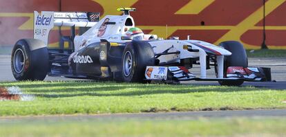 El mexicano Sergio Pérez, piloto de Sauber, toma una curva.