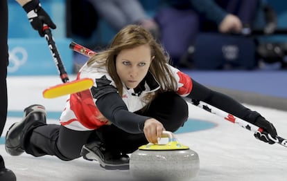 La canadiense Rachel Homan realiza un lanzamiento durante el partido femenino de curling contra Dinamarca, en Gangneung (Corea del Sur), el 16 de febrero de 2018.