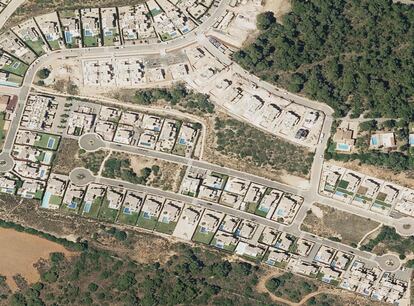 Vista aérea de una urbanización de chalets con piscina en Cala Murada, Mallorca, el 22 de agosto.