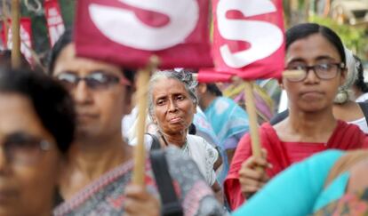 Un grupo de mujeres protesta contra la violencia sexual en Calcuta. 