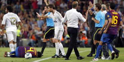 Cesc, dolorido en el suelo, tras la dura entrada de Marcelo que dio lugar a la tangana entre varios jugadores, Mourinho y Tito Vilanova.