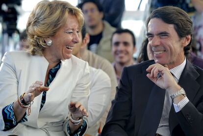 La presidenta madrileña, Esperanza Aguirre, junto a José María Aznar.