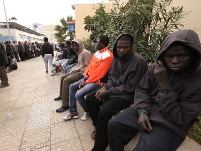 Inmigrantes que saltaron la valla, en la comisar&iacute;a de Melilla.