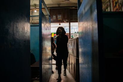 Una camarera camina por un pasillo que conduce a varias cabinas separadas por mamparas de contrachapado en uno de los "restaurantes con reservado", como se conoce en Nepal a los establecimientos de la capital, Katmandú, en los cuales los clientes pasan ratos íntimos con ellas en una cabina. En ellos, los servicios sexuales se venden directamente, y las instalaciones ofrecen pequeños compartimentos privados para caricias íntimas, masturbación o sexo oral. </p>  <p>En Nepal, toda una industria secundaria gira en torno a los negocios del ocio y el sexo. Los restaurantes cercanos proveen los platos que aparecen en los menús de estos establecimientos. La mayoría de los restaurantes con reservado no cocinan la comida que ofrecen, sino que la compran en las proximidades. El reclamo de los restaurantes con reservado son las camareras. Los hoteles cercanos sirven a los clientes de los restaurantes con reservado que quieren tener un encuentro sexual más largo con la camarera. Se calcula que gran parte de las trabajadoras de los sectores de la hostelería y el ocio son víctimas del tráfico de personas. Sin embargo, el alcance real es difícil de determinar debido a que las mujeres y las niñas son aleccionadas para que mientan a los trabajadores sociales sobre su edad y su situación por miedo a las represalias de los propietarios y los gerentes de los negocios. </p>