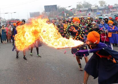 Un sij echa fuego por la boca durante una procesión con motivo del aniversario del nacimiento de su décimo gurú, Gobind Singh, en Jammu, en el norte de India. Este gurú fue el último de los diez que fundaron la religión sij, que mantiene la creencia de un dios único y se basa en las enseñanzas de sus gurús, recogidas en el libro sagrado 'Guru Granth Sahib'.