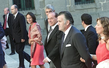 Silvio Berlusconi, junto a otros invitados como Luis Bárcenas, entonces gerente del PP, acude a la boda de Ana Aznar Botella, hija del entonces presidente del Gobierno, José María Aznar, en el monasterio de El Escorial el 5 de septiembre de 2002, con Alejandro Agag, del que Berlusconi se declara íntimo amigo. Agag había ayudado al italiano a que su Forza Italia ingresara en el Partido Popular Europeo, y Berlusconi, facilitado que Agag hiciera negocios en Italia, como el intento de control del grupo italiano RCS, por el que tuvo que declarar ante la Fiscalía de Roma.