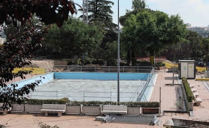 Obras de reformas de la piscina de Casa de Campo paralizadas por la Comunidad de Madrid.