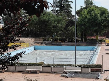 Obras de reformas de la piscina de Casa de Campo paralizadas por la Comunidad de Madrid. 