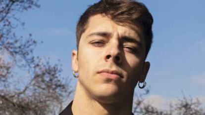 Germán Alcarazu posa con el sol en los ojos y camisa de manga corta DSQUARED2.