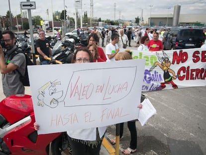 Treballadors de Valeo protesten a la seu de Nissan a la Zona Franca.