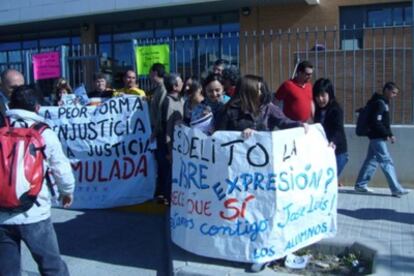 Concentración ante el instituto de Monforte del Cid en apoyo del director sancionado.