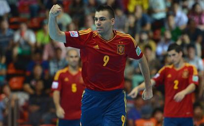Lozano celebra el tercer gol de España