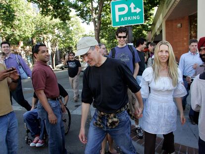 Steve Jobs y Laurene Powell tras un visita sorpresa a una Apple Store en 2010.