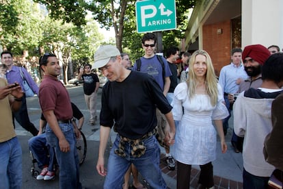 Steve Jobs y Laurene Powell tras un visita sorpresa a una Apple Store en 2010.