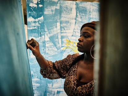 Dieynaba Sidibé (conocida como Zeinixx), grafitera de Senegal, poeta y activista política.