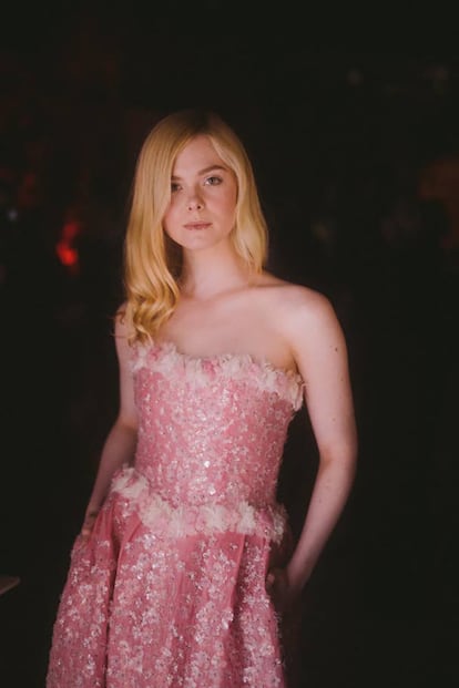 Para la cena que organizaba Chanel junto a Vanity Fair en Cannes, Elle deslumbró con este romántico vestido rosa de la firma de alta costura.