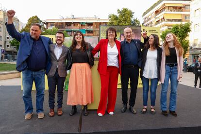 El presidente de ERC, Oriol Junqueras (izq.) y el 'president' en funciones, Pere Aragonès (seg. izq.) , junto a los candidatos de Ara Repúbliques, en el mitin de inicio de campaña.