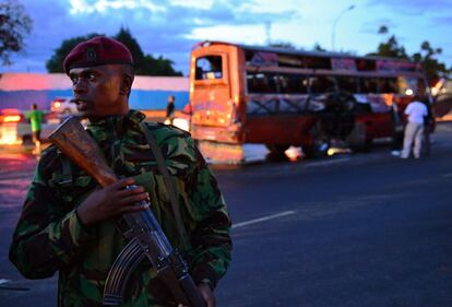 Explosión de un coche bomba en Nairobi. Un policía de Kenia vigila el lugar del atentado.