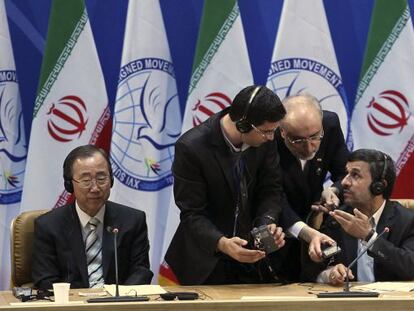 El secretario general de la ONU y el presidente Ahmadineyad ayer en Teherán.