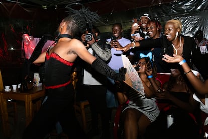 Las 'drag queens' de Kenia se caracterizan por actuar en círculos muy cerrados para mostrar sus talentos, celebrar sus identidades y construir una comunidad de apoyo.​
