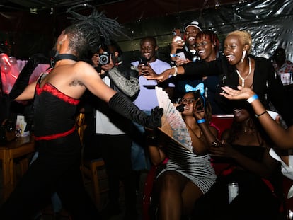 Las 'drag queens' de Kenia se caracterizan por actuar en círculos muy cerrados para mostrar sus talentos, celebrar sus identidades y construir una comunidad de apoyo.