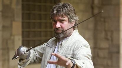 Pere Arquillué, espasa en mà, a la porta del local de La Perla29 a la Biblioteca de Catalunya on es representa 'Cyrano de Bergerac'