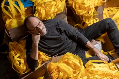 Miquel Adrià, entre las bolsas del festival 'Mextrópoli', en la sede de Arquine, en Ciudad de México.