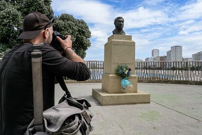 Un ramo de flores recuerda a Arsenio Iglesias junto al busto en A Coruña del exentrenador del Deportivo fallecido este viernes. 