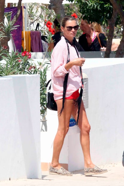 Kate Moss. Inventora del bohemian-chic hasta en la playa: a Kate Moss siempre le gustó pasar veranos en Ibiza y Formentera. Eso sí, sus alpargatas tienen estampado de leopardo.