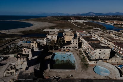 Foto aérea de Villaggio Coppola, una urbanización construida en los años 70 del que luego se apropió la camorra.