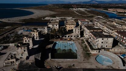 Foto aérea de Villaggio Coppola, una urbanización construida en los años setenta de la que luego se apropió la Camorra.