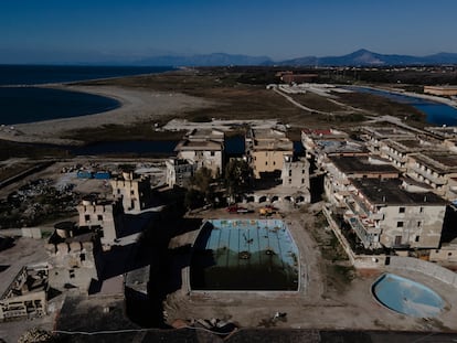 Foto aérea de Villaggio Coppola, una urbanización construida en los años setenta de la que luego se apropió la Camorra.