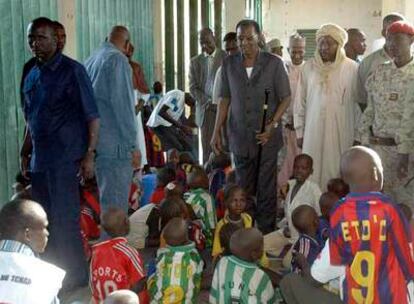 El presidente de Chad, Idriss Déby (en el centro, con bastón), durante su visita a los 103 niños.
