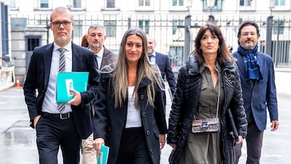 Diputados de Junts en el Congreso, con Miriam Nogueras al frente y, a la derecha de la imagen, Isidre Gavín. 