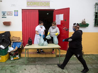 Food packages are handed out in Los Asperones, Málaga, during the coronavirus lockdown.
