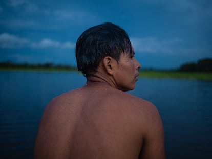 Alex Rufino, indígena ticuna, en el lago Yahuarcaca, en Leticia, Colombia, el 23 de febrero de 2019. (Juancho Torres)