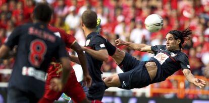Falcao marca un gol al América de Cali, nominado a mejor tanto del año.
