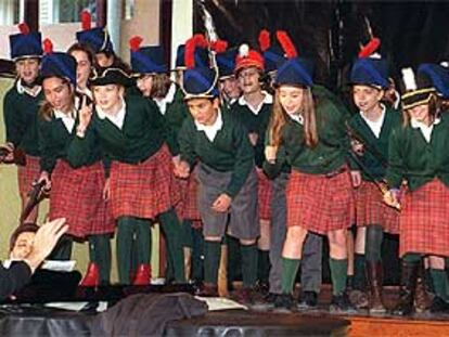 Estudiantes interpretan una pieza de ópera