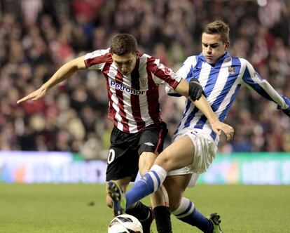 De Marcos pelea el balón con Griezmann.