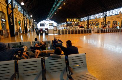 Estación Joaquín Sorolla, en Valencia, totalmente desierta durante las primeras horas del paro.