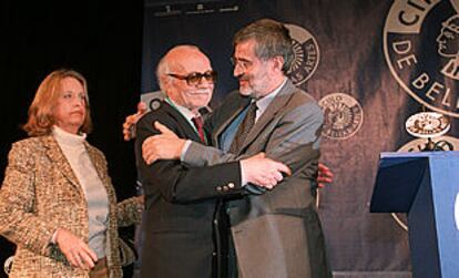 Ernesto Sábato, acompañado por Elvira González Fraga, es felicitado por Juan Miguel Hernández León, presidente del Círculo de Bellas Artes.