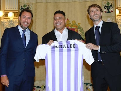 El ex-jugador de fútbol,Ronaldo Nazario (c), el alcalde de Valladolid,Óscar Puente (i), y el presidente del Real Valladolid, Carlos Suárez (d).