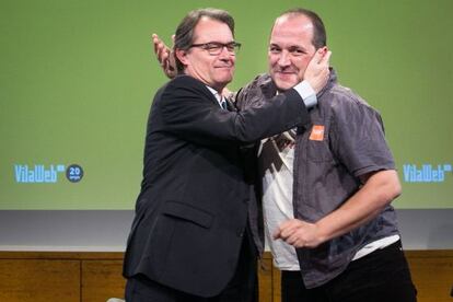 Artur Mas y David Fernández se abrazan al acabar el acto