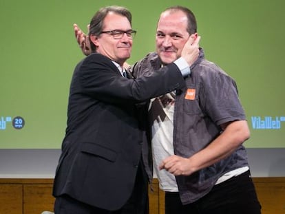 Artur Mas y David Fern&aacute;ndez se abrazan al acabar el acto