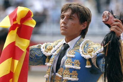 Miguel Tendero, con la <i>senyera</i> en la mano.