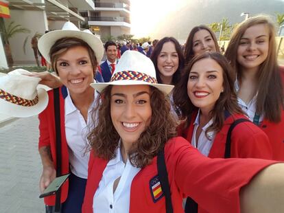 Las jugadorade la selección española de balonmano Darly Zokbi, Marta López, Patricia Elorza, Eli Pinedo, Lara González y Ainhoa Hernández, poco antes de dejar la Villa Olímpica hacia el Estadio de Maracaná previo a la inauguración de los Juegos Olímpicos Río 2016.