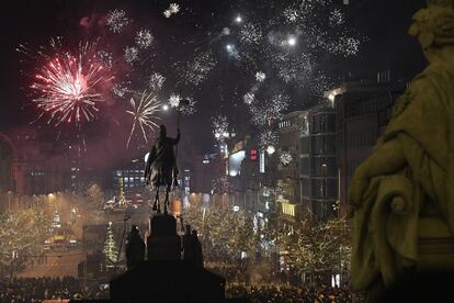 Fuegos artificiales sobre la plaza de Wenceslao de Praga (República Checa) para celebrar la llegada de 2020.